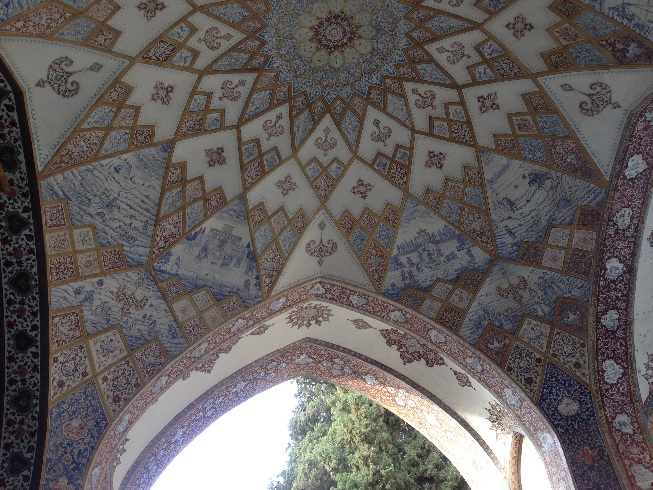 گنبدی بر سقفی در باغ فین کاشان